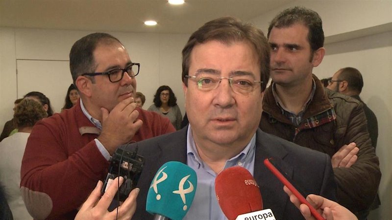 ep el presidente de la junta guillermo fernandez vara atiende a los medios de comunicacion