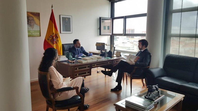 El presidente de Vox, Santiago Abascal, el portavoz parlamentario, Iván Espinosa de los Monteros y una asesora, en el despacho del primero en el Congreso. | VOX ep el presidente de vox santiago abascal el portavoz parlamentario ivan espinosa de los monteros y