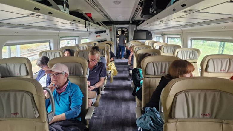 ep el tren parado cerca de la estacion de ourense con las pantallas apagadas ep el tren parado cerca de la estacion de ourense con las pantallas apagadas