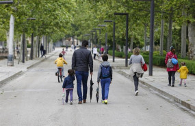 ep familias con ninos pasean al aire libre en granada en en el primer dia en el que los menores de