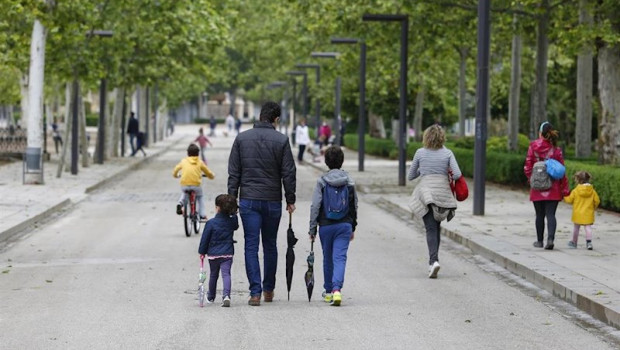 ep familias con ninos pasean al aire libre en granada en en el primer dia en el que los menores de