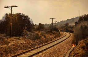 ep fuego en las vias del tren del trayecto entre valncia y zaragoza