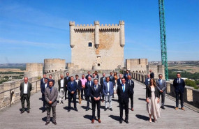 ep garamendi primera fil centro derecha de la imagen posa junto a conrado iscar a su izquierda