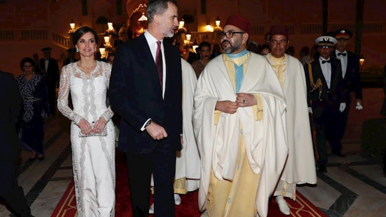 (I-D) La Reina Letizia, el Rey Felipe VI y el Rey Mohamed VI, a su llegada al Palacio Real de Rabat para asistir a la cena de gala ofrecida en su honor durante la visita de Estado que hicieron en febrero de 2019 | Casa Real - Archivo ep i-d la reina letizia el rey felipe vi y el rey mohamed vi a su llegada al palacio real de rabat