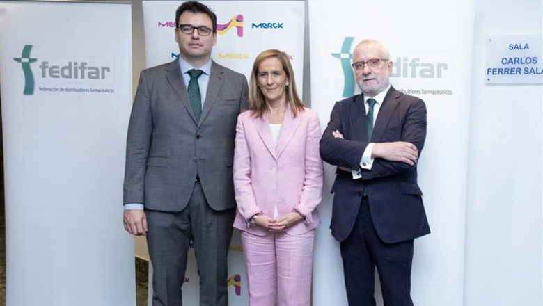 Izq a dcha: Manuel Ibarra, jefe del Departamento de Inspección y Control de la AEMPS; Marieta Jiménez, presidente y directora general de Merck España; Eladio González-Miñor, presidente de FEDIFAR. | FEDIFAR ep izq a dcha manuel ibarra jefe del departamento de inspeccion y control de la aemps marieta