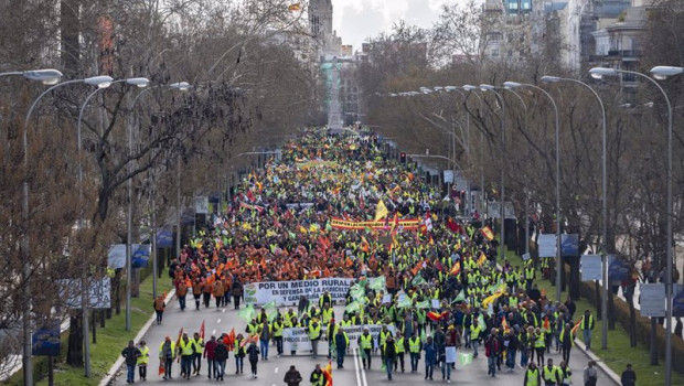 ep la manifestacion de agricultores y tractores en el paseo de la castellana