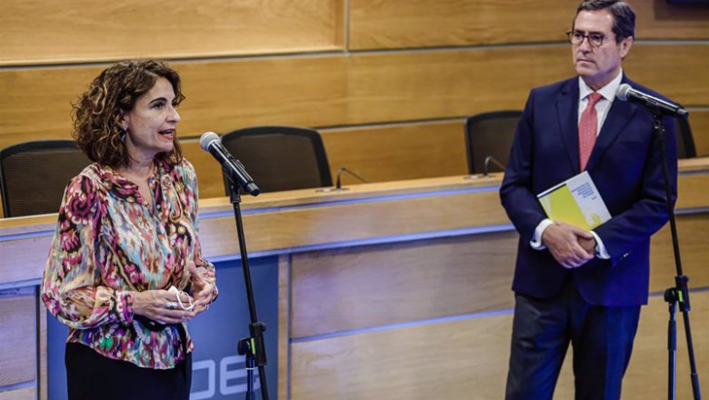 La ministra de Hacienda, María Jesús Montero y el presidente de la CEOE, Antonio Garamendi, presentan los Presupuestos Generales del Estado (PGE) para 2022, en la sede de la patronal, a 19 de octubre de 2021, en Madrid, (España). | Carlos Luján - Europa Press ep la ministra de hacienda maria jesus montero y el presidente de la ceoe antonio garamendi