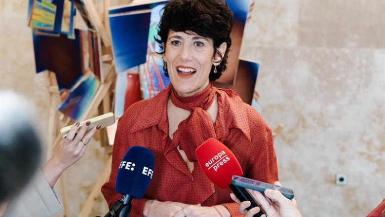 La ministra de Inclusión, Seguridad Social y Migraciones, Elma Saiz, atiende a los medios de comunicación durante la inauguración de la exposición de la fotógrafa Madeleine Penfold, en el Ministerio de Inclusión, Seguridad Social y Migraciones, a 17 de oc | Carlos Luján - Europa Press ep la ministra de inclusion seguridad social y migraciones elma saiz atiende a los medios de 20251017113304