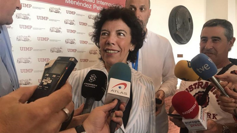 ep la portavozgobiernoministraeducacionfunciones isabel celaa atiendelos mediosla universidad internacional menendez pelayo uimp