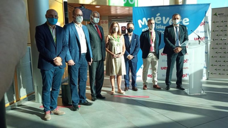 La presidenta del Govern (c), Francina Armengol, junto a directivos de Uep!Fly y del aeropuerto de Palma, y de representantes de los consells de Mallorca e Ibiza en el primer día de operaciones de la nueva compañía de vuelos interislas. | EUROPA PRESS ep la presidenta del govern c francina armengol junto a directivos de uepfly y del aeropuerto de
