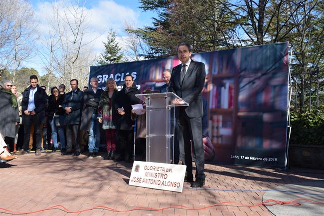 León Inaugura La Placa Por La Que La Rotonda De El Crucero Pasa A Llamarse ‘Glor | EUROPA PRESS ep leon inauguraplacalala rotondacrucero pasallamarse glor