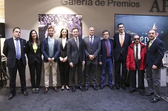 Matías Prats Luque y su hijo en la inauguración de la expo de la APDM | APDM ep matias prats luquesu hijola inauguracionla expola apdm