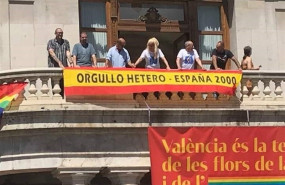 ep miembrosespana 2000 cuelganpancarta de orgullo hetero del balconayuntamientovalncia