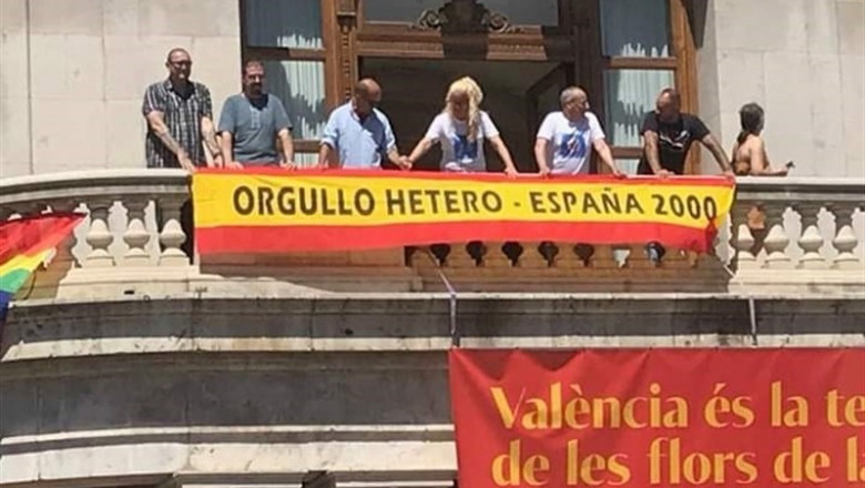 ep miembrosespana 2000 cuelganpancarta de orgullo hetero del balconayuntamientovalncia