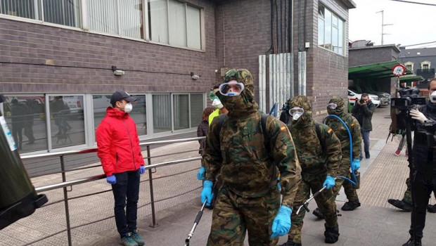 ep militares accediendo a la estacion de abando en bilbao para desinfectarla