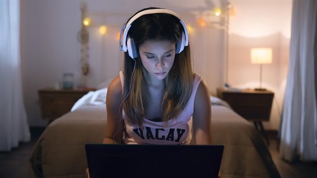 ep ordenador pc internet navegar cascos joven chica
