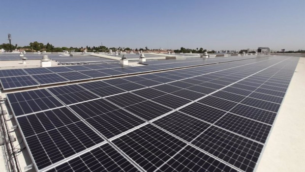 ep paneles fotovoltaicos instalados por iberdrola en una industria