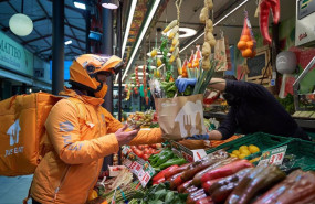 ep repartidor de just eat en un mercado