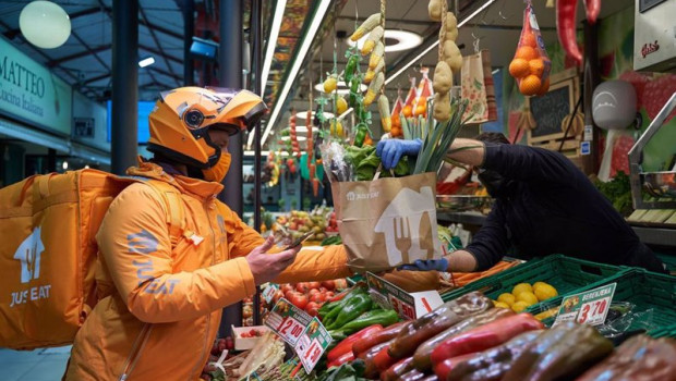 ep repartidor de just eat en un mercado