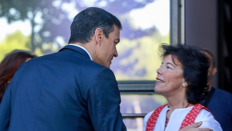 El secretario general del PSOE y presidente del Gobierno en funciones, Pedro Sánchez saluda a la ministra de Educación y Formación Profesional en funciones, Isabel Celaá, a su llegada a la reunión con organizaciones del sector de la educación en el espaci | Ricardo Rubio - Europa Press ep secretario generalpsoepresidentegobiernofunciones pedro sanchez saludala ministraeducacionformacion profesionalfunciones isabel celaa allegadala reunionorganizacionessectorla educacionespaci