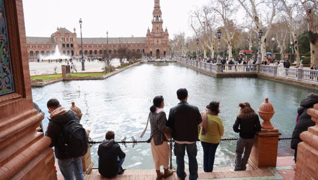 ep turistas visitan la plaza de espana a 26 de febrero de 2024 en sevilla andalucia espana