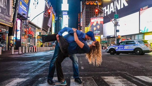 ep un beso con mascarilla en times square nueva york eeuu