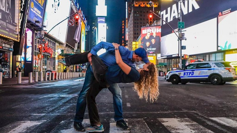 ep un beso con mascarilla en times square nueva york eeuu ep un beso con mascarilla en times square nueva york eeuu