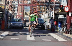 ep un ciclista y dos coches cruzan el puente de vizcaya
