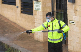 ep un miembro de la ume haciendo labores de desinfeccion en la puerta de un centro de mayores en