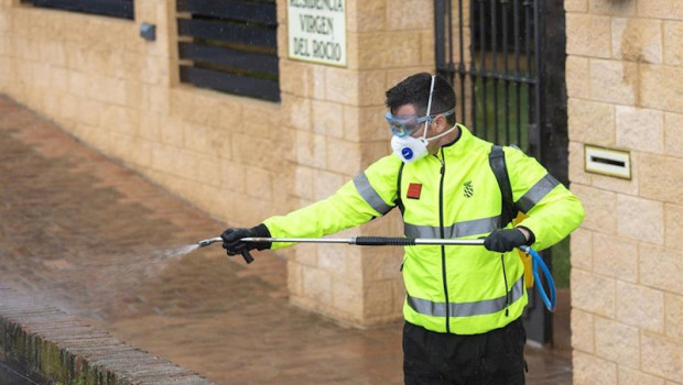 ep un miembro de la ume haciendo labores de desinfeccion en la puerta de un centro de mayores en