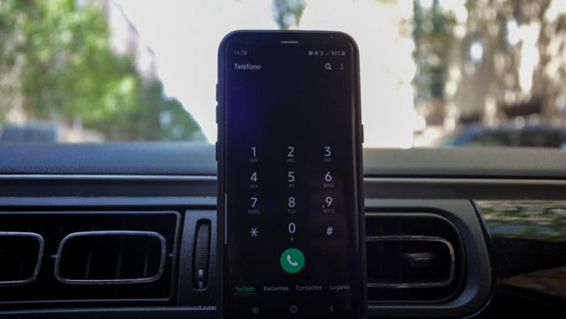 ep un smartphone con el teclado abierto colocado en un coche