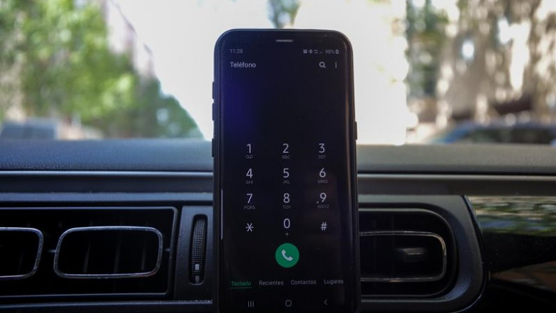 Un 'smartphone' con el teclado abierto colocado en un coche | Ricardo Rubio - Europa Press - Archivo ep un smartphone con el teclado abierto colocado en un coche