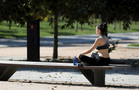 ep una joven en un parque de madrid