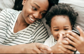 ep una mujer y un nino utilizan un smartphone