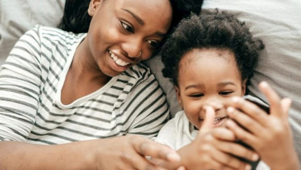 ep una mujer y un nino utilizan un smartphone