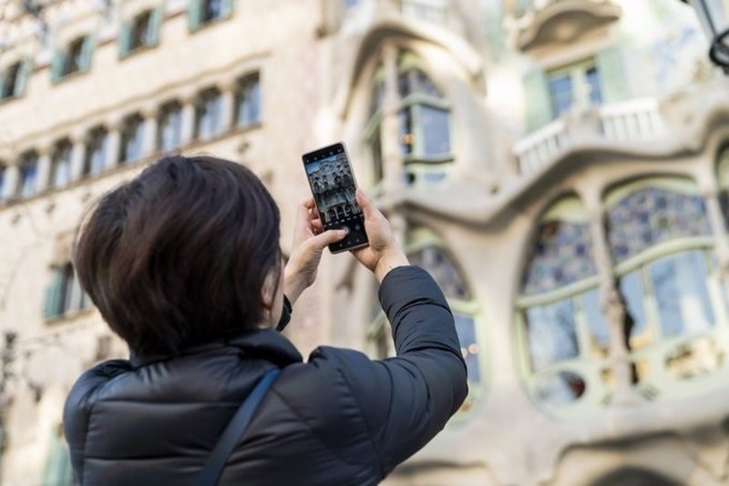 https://img5.s3wfg.com/web/img/images_uploaded/3/d/ep_una_turista_realiza_una_fotografia_con_su_telefono_movil_a_la_casa_batllo_de_barcelona.jpg