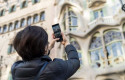 ep una turista realiza una fotografia con su telefono movil a la casa batllo de barcelona