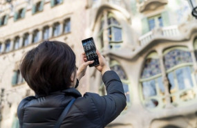 ep una turista realiza una fotografia con su telefono movil a la casa batllo de barcelona