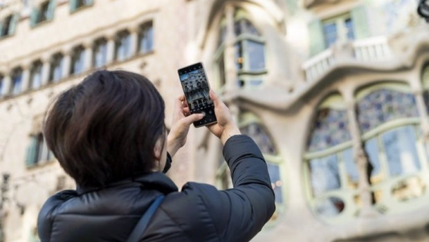 ep una turista realiza una fotografia con su telefono movil a la casa batllo de barcelona
