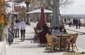 ep varias personas en la terraza de un bar en mallorca