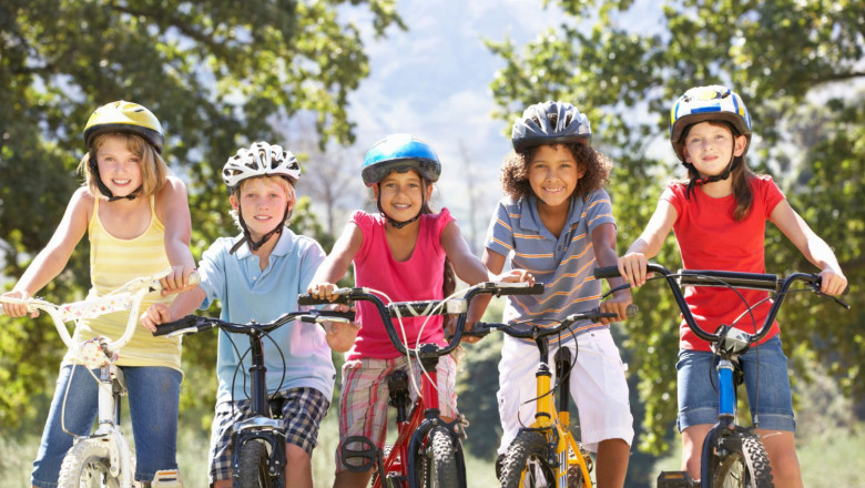 ninos en bici 