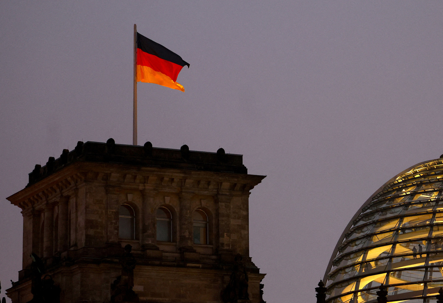 un drapeau allemand sur le batiment du reichstag a berlin en allemagne 