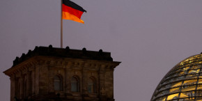 un drapeau allemand sur le batiment du reichstag a berlin en allemagne 