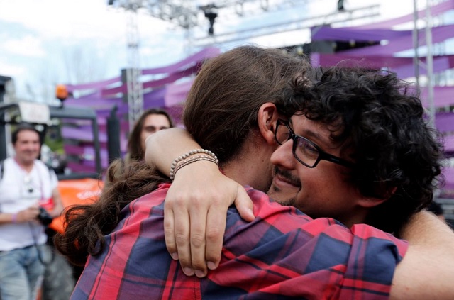abrazo pablo iglesias carvajal el mundo