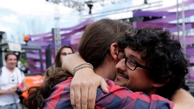 abrazo pablo iglesias carvajal el mundo