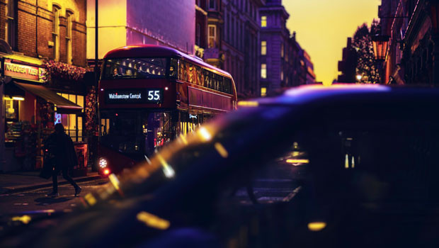 dl 런던 스퀘어 마일 금융 지구 거리 버스 보행자 밤 어두운 겨울 장면 unsplash