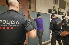 ep agentes de mossos desquadra y policia nacional en un operativo contra los carteristas en el metro