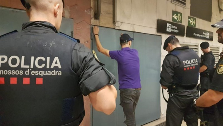 Agentes de Mossos d'Esquadra y Policía Nacional en un operativo contra los carteristas en el Metro de Barcelona. | MOSSOS D'ESQUADRA ep agentes de mossos desquadra y policia nacional en un operativo contra los carteristas en el metro