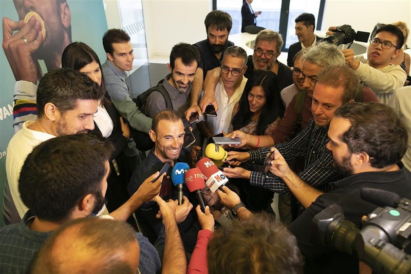 ep alejandro valverde atendiendo a los medios