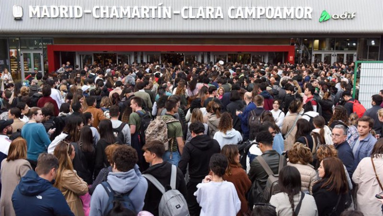 ep archivo centenares de personas en la entrada de la estacion madrid chamartin clara campoamor a ep archivo centenares de personas en la entrada de la estacion madrid chamartin clara campoamor a